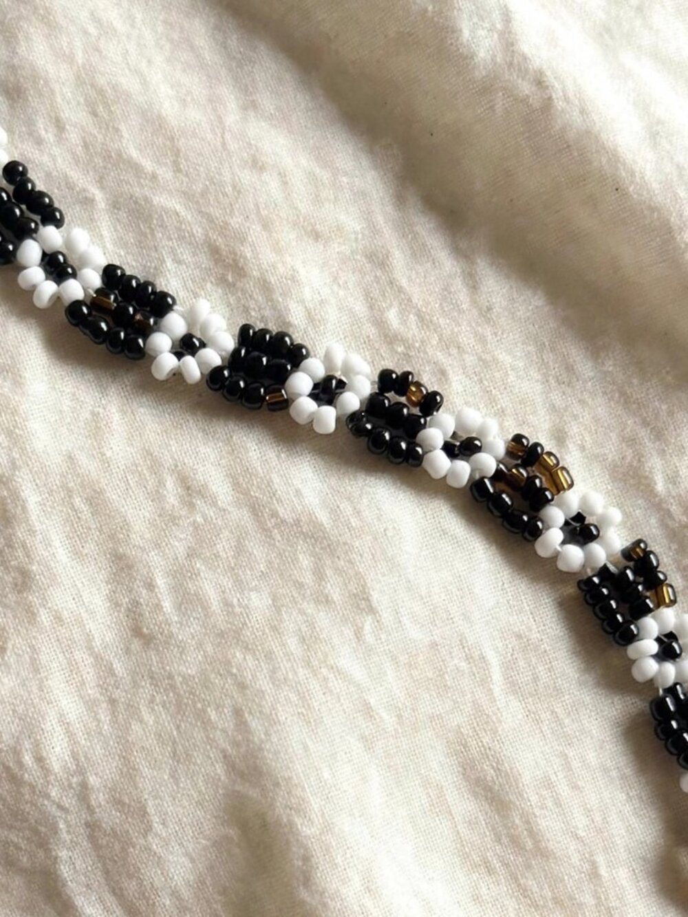 Black White Daisy Beaded Bracelet